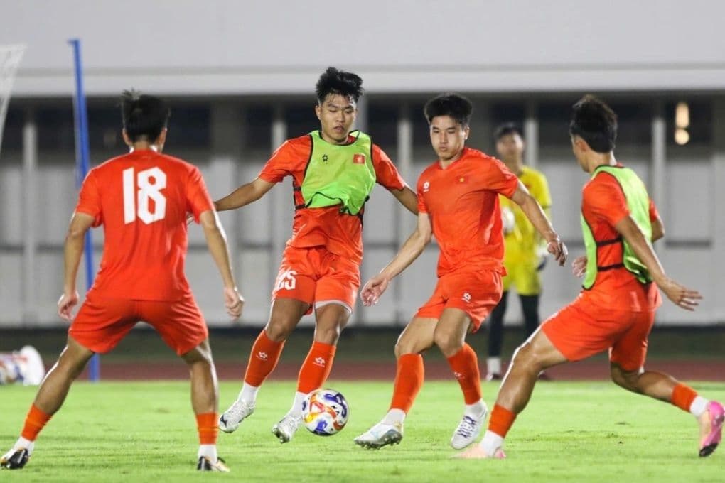 Đội tuyển U23 Việt Nam tập luyện trên sân cỏ chuẩn bị cho Giải U23 Đông Nam Á 2025.