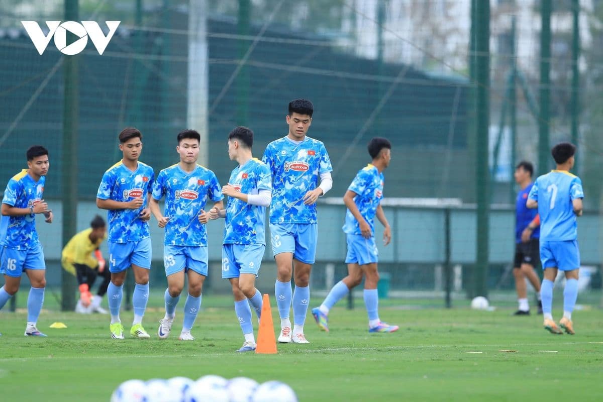Đội tuyển U23 Việt Nam tập luyện trên sân cỏ, kiến tạo tương lai bóng đá trẻ