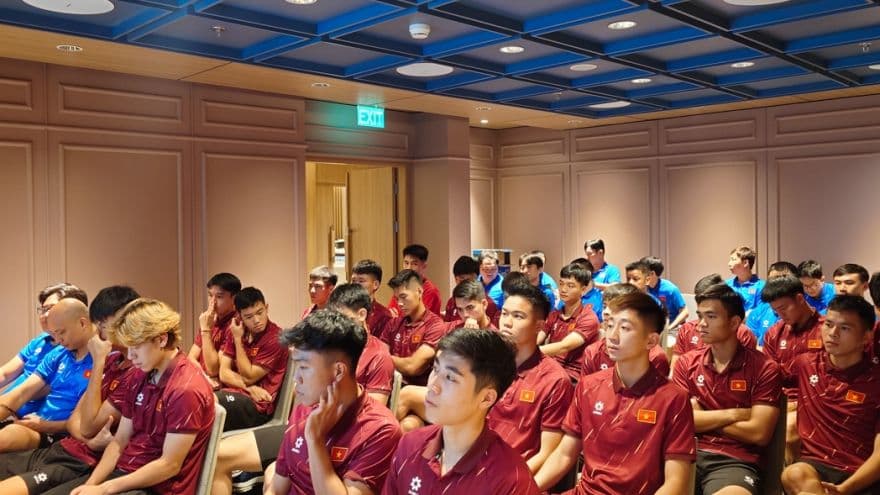 Đội tuyển U23 Việt Nam trong buổi họp chiến thuật, chuẩn bị cho các trận đấu quan trọng.