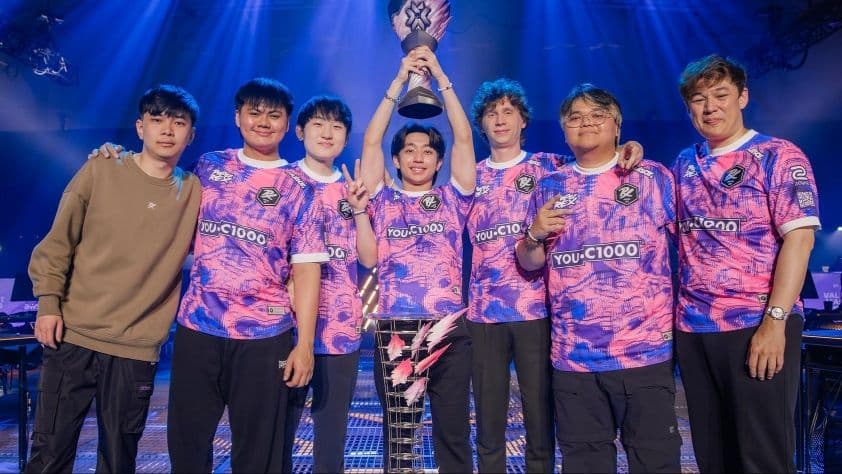 Đội tuyển VALORANT Paper Rex (PRX) ăn mừng chiến thắng với cúp vô địch.