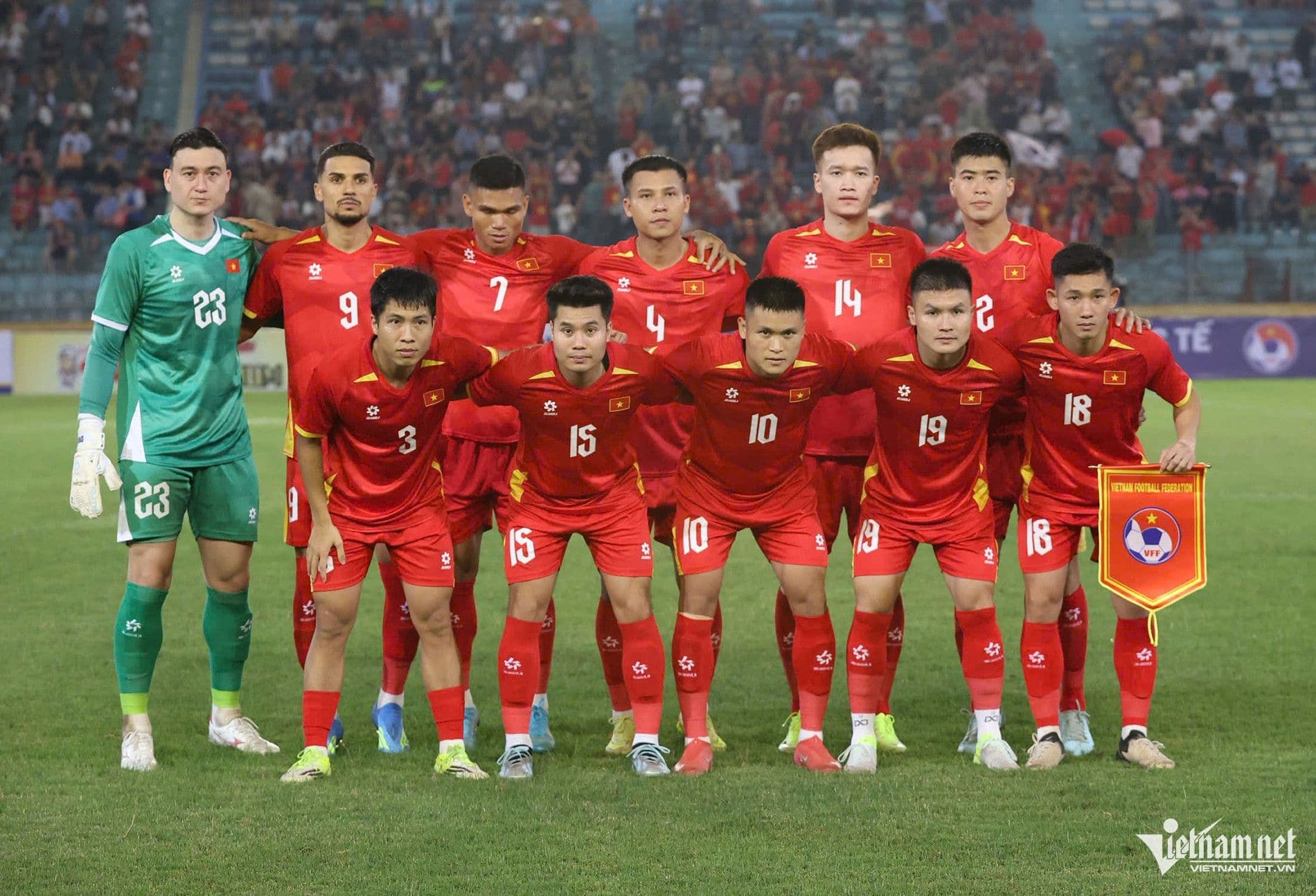 Đội tuyển Việt Nam chụp ảnh tập thể trước trận giao hữu với Bangladesh