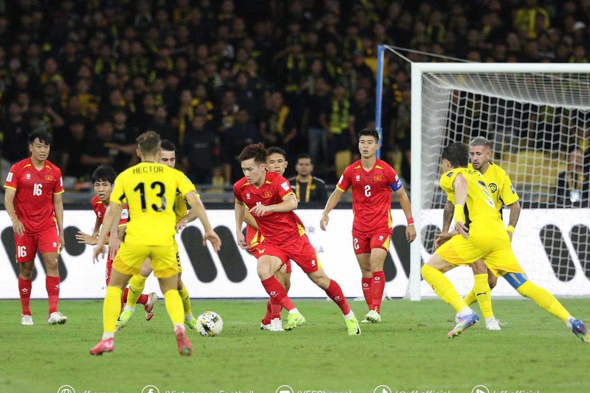 Đội tuyển Việt Nam đối đầu Malaysia trên sân cỏ, thể hiện quyết tâm chứng minh thực lực sau chiến thắng bất đắc dĩ