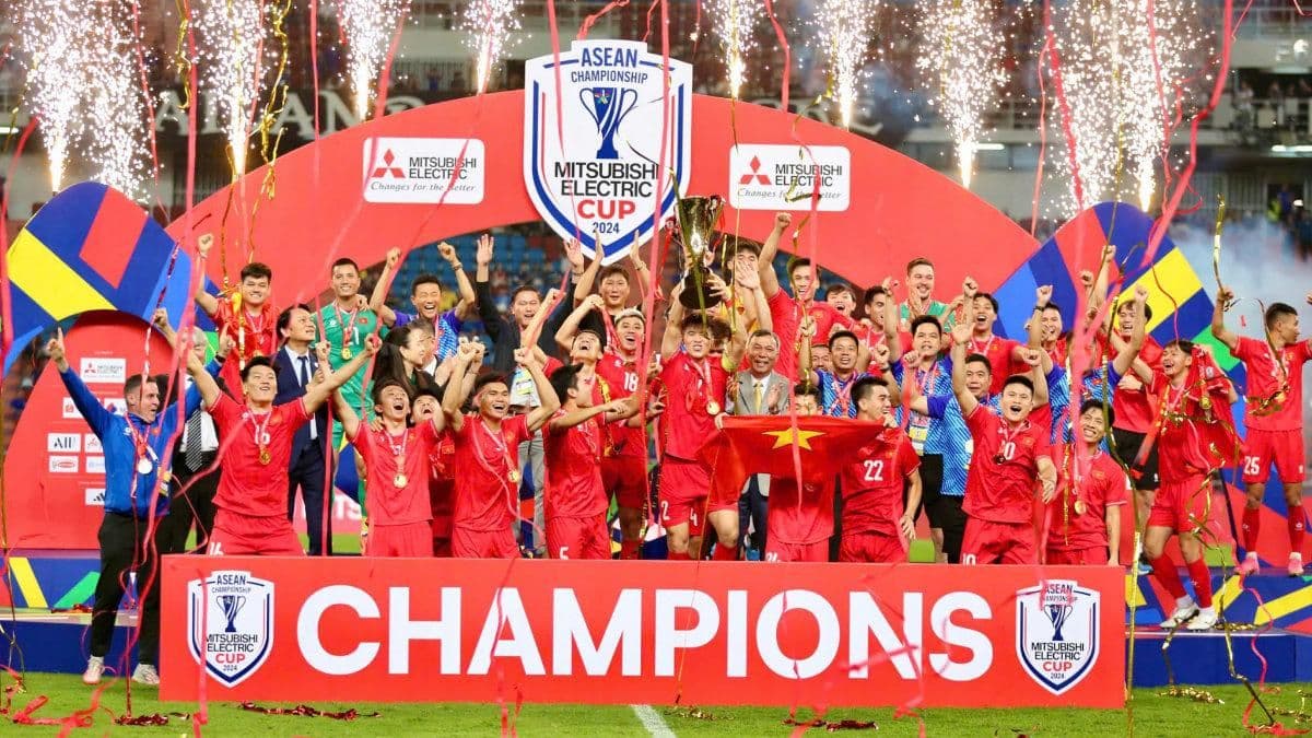 Đội tuyển Việt Nam ăn mừng chức vô địch AFF Mitsubishi Electric Cup, đánh dấu cột mốc đáng nhớ trong lịch sử giải đấu.
