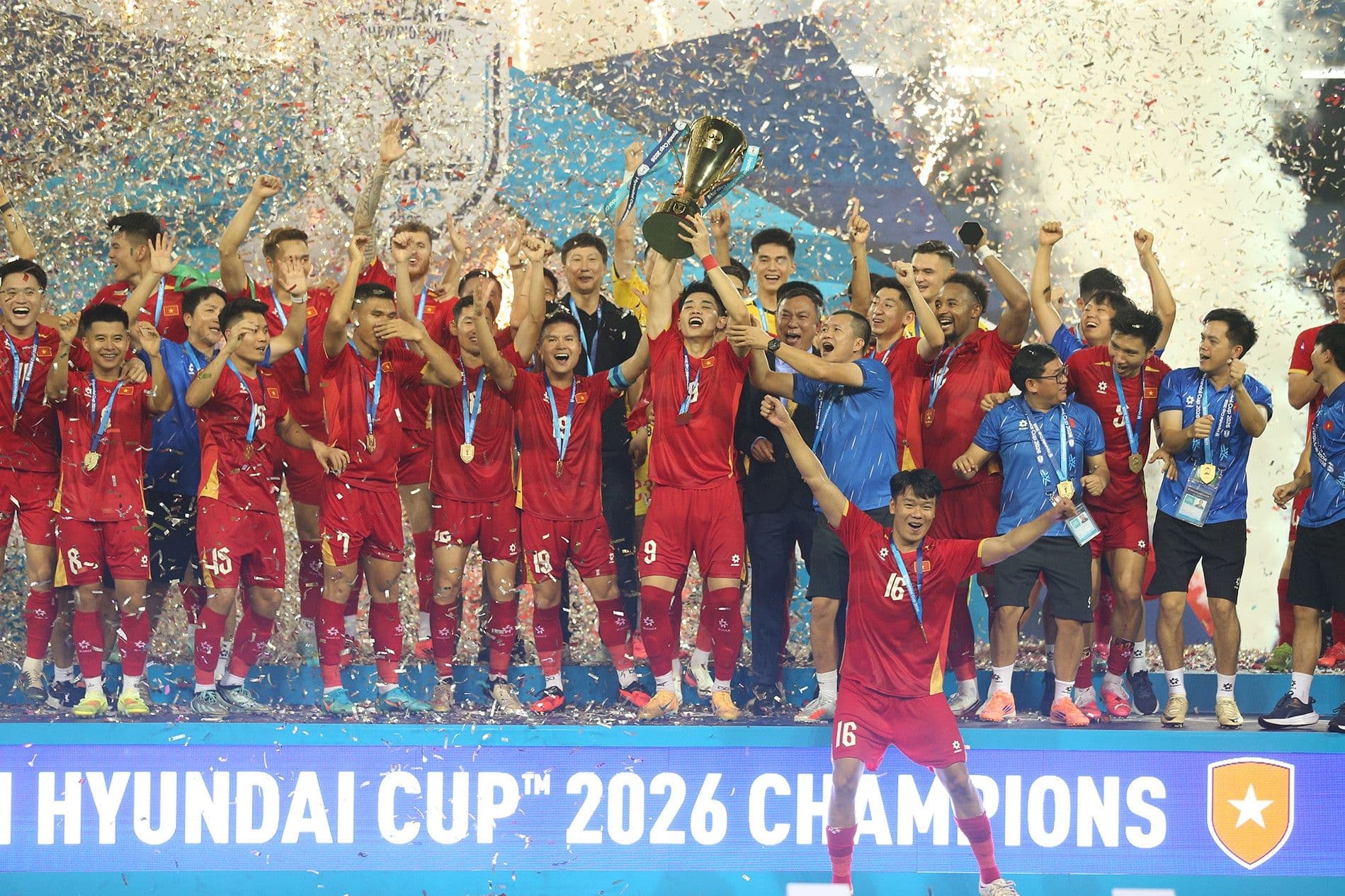 Đội tuyển Việt Nam ăn mừng chức vô địch ASEAN Cup 2026 với cúp và pháo hoa, khẳng định vị thế trên đấu trường quốc tế.
