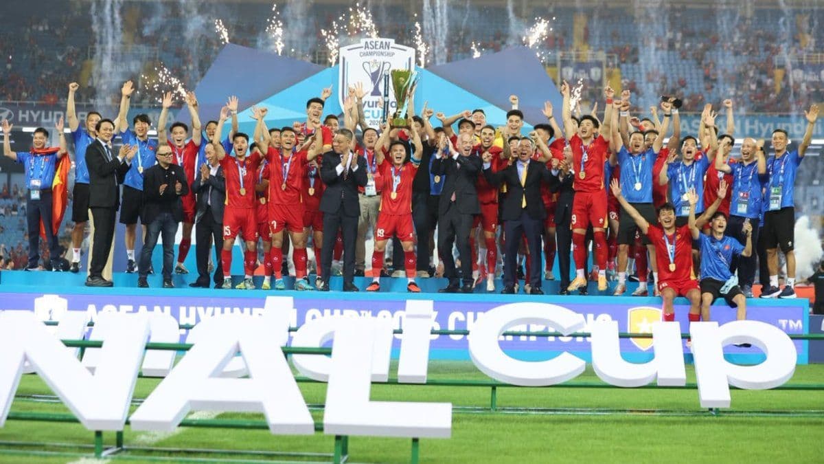 Đội tuyển Việt Nam ăn mừng chức vô địch ASEAN Cup 2026 với cúp và pháo hoa.