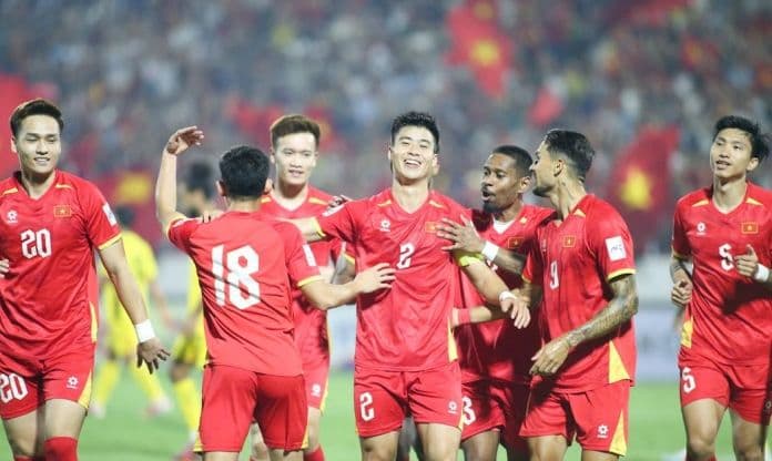 Đội tuyển Việt Nam ăn mừng chiến thắng, thể hiện sự cạnh tranh trong cuộc đua bóng đá Đông Nam Á