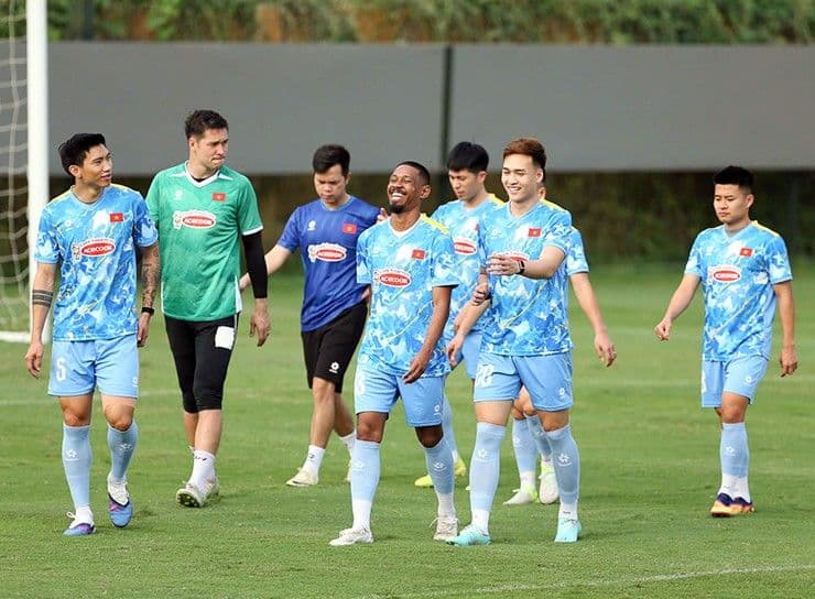 Đội tuyển Việt Nam tập luyện trên sân, chuẩn bị cho trận đấu giao hữu quan trọng nhằm định hình bản sắc và lối chơi.