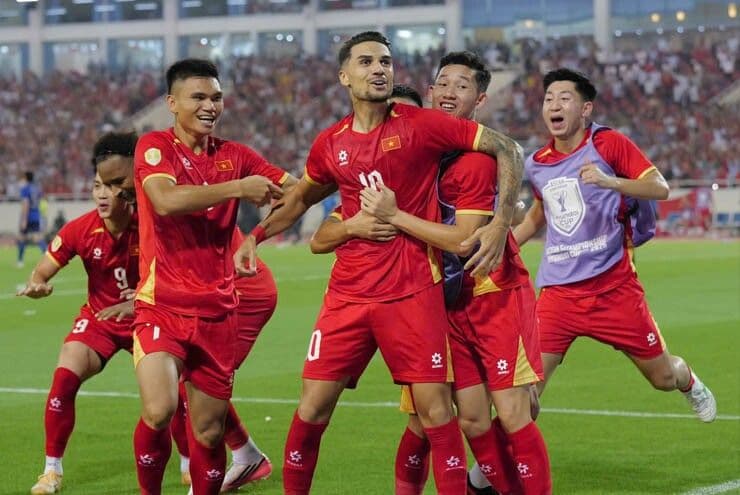 Đội tuyển Việt Nam vỡ òa ăn mừng bàn thắng, khẳng định vị thế mới.