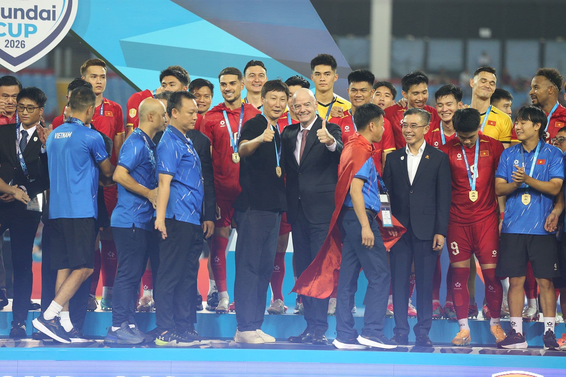 Đội tuyển Việt Nam và HLV Kim Sang Sik cùng Chủ tịch FIFA Gianni Infantino ăn mừng chức vô địch ASEAN Cup.