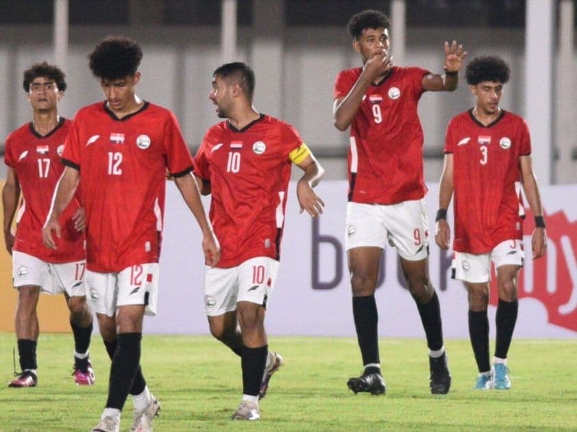 Đội tuyển Yemen trong trang phục đỏ, đối mặt với áp lực phải ghi bàn.