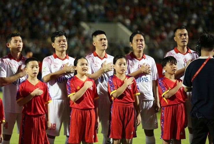 Đội Việt Nam All Stars cùng các cầu thủ nhí trong buổi lễ trước trận đấu.