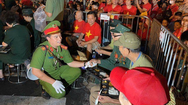 Đại úy Công an phường Ô Chợ Dừa gặp gỡ, động viên các cựu chiến binh chờ đón sự kiện