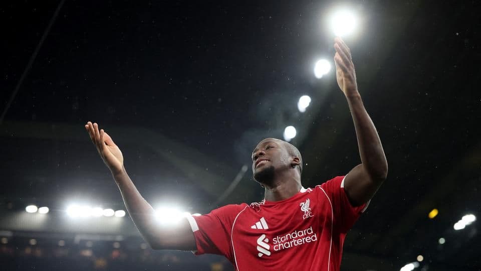 Ibrahima Konaté ăn mừng chiến thắng, thể hiện tinh thần đồng đội của Liverpool.