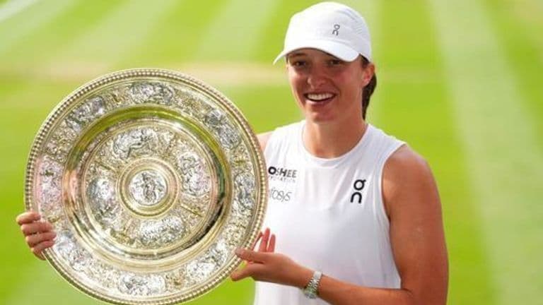 Iga Swiatek nâng cao đĩa Venus Rosewater sau chiến thắng lịch sử tại Wimbledon 2025.
