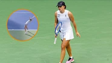 Iga Świątek trên sân đấu, thể hiện sự quyết tâm trong hành trình chinh phục WTA Finals.