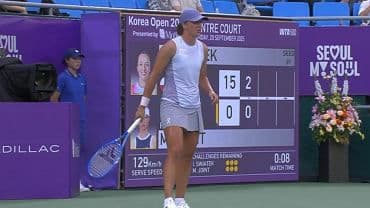 Iga Świątek trên sân đấu tại Korea Open, nơi cô đã thể hiện sức mạnh vượt trội.