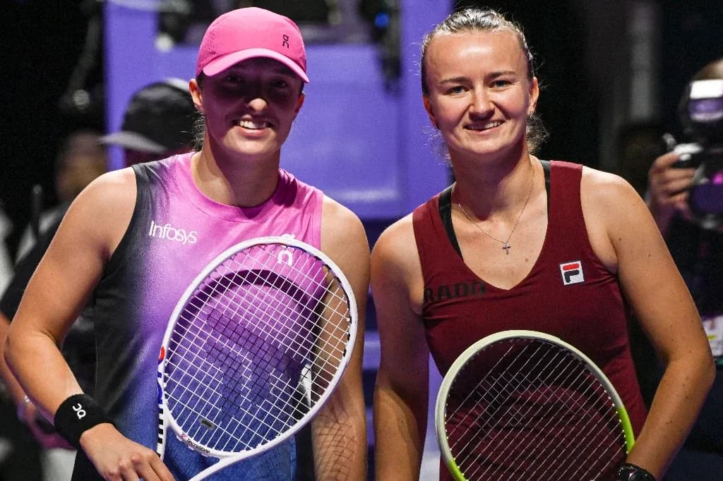 Iga Świątek và Barbora Krejcikova đối mặt tại WTA Finals 2024, minh họa cho những trận đấu căng thẳng.