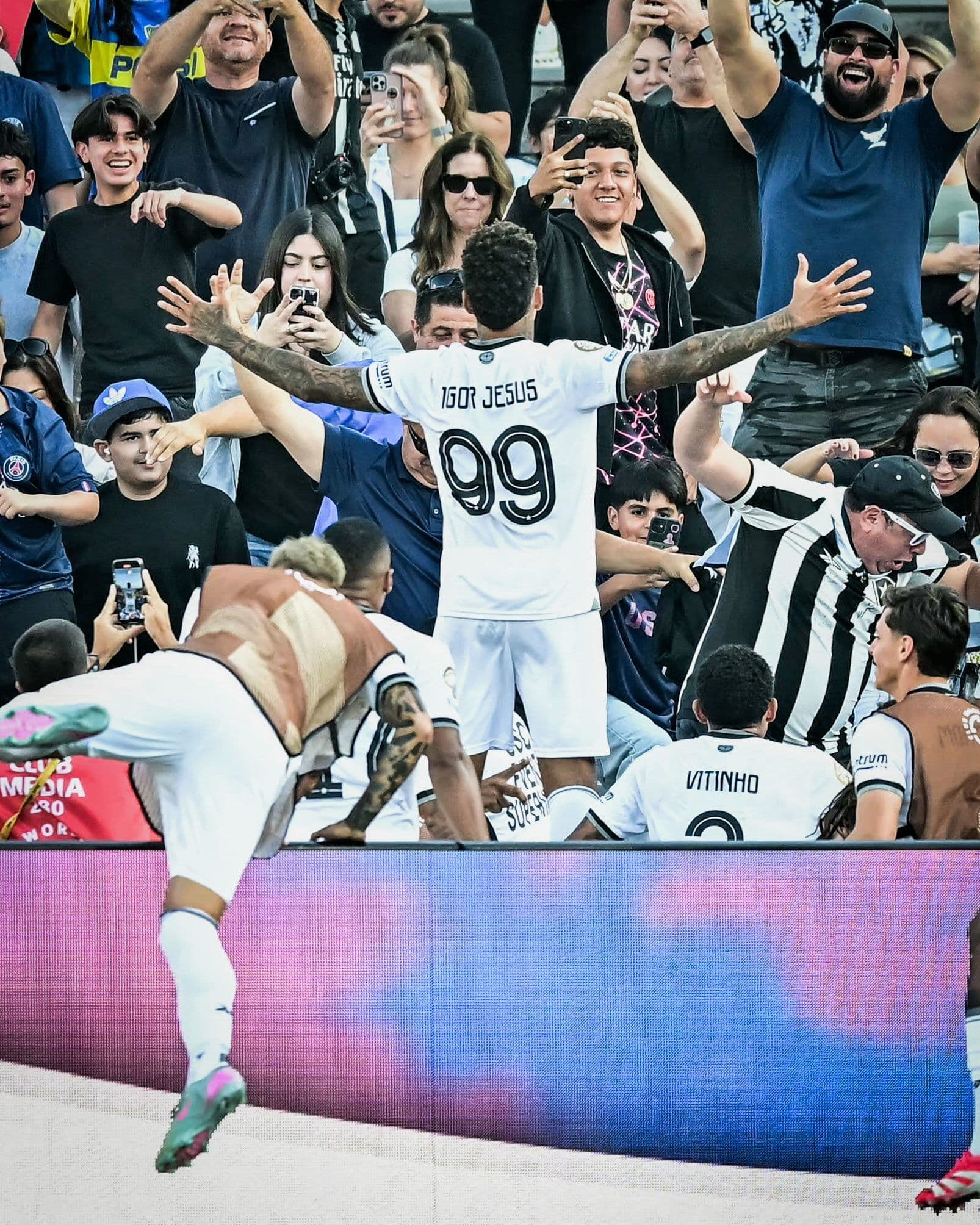 Igor Jesus bất ngờ giúp Botafogo dẫn 1-0 sau hiệp 1