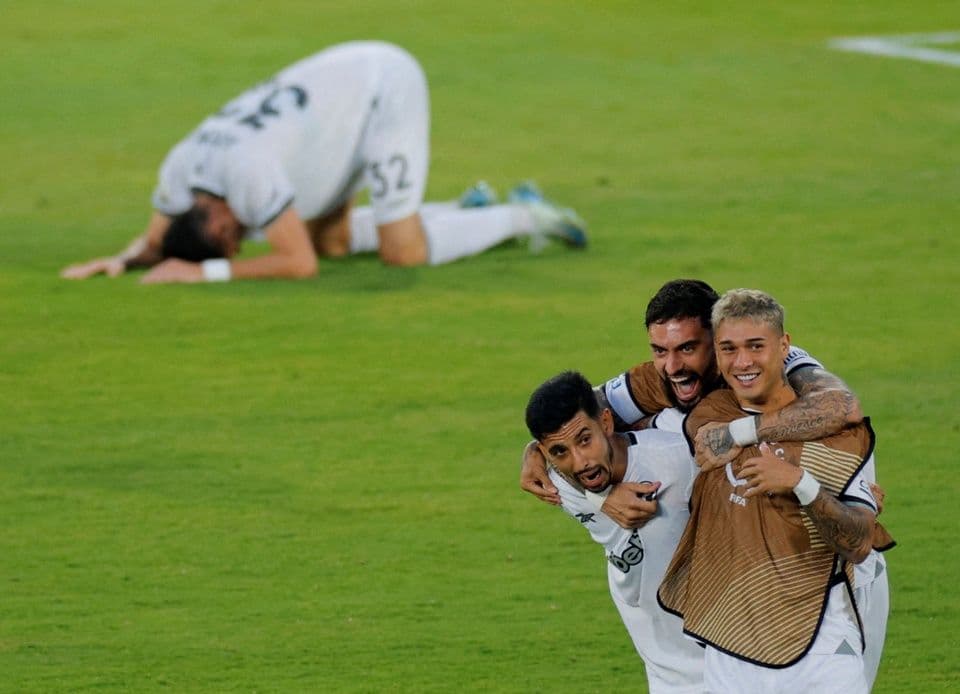Igor Jesus celebrating his goal, with a background of the game between Botafogo and PSG