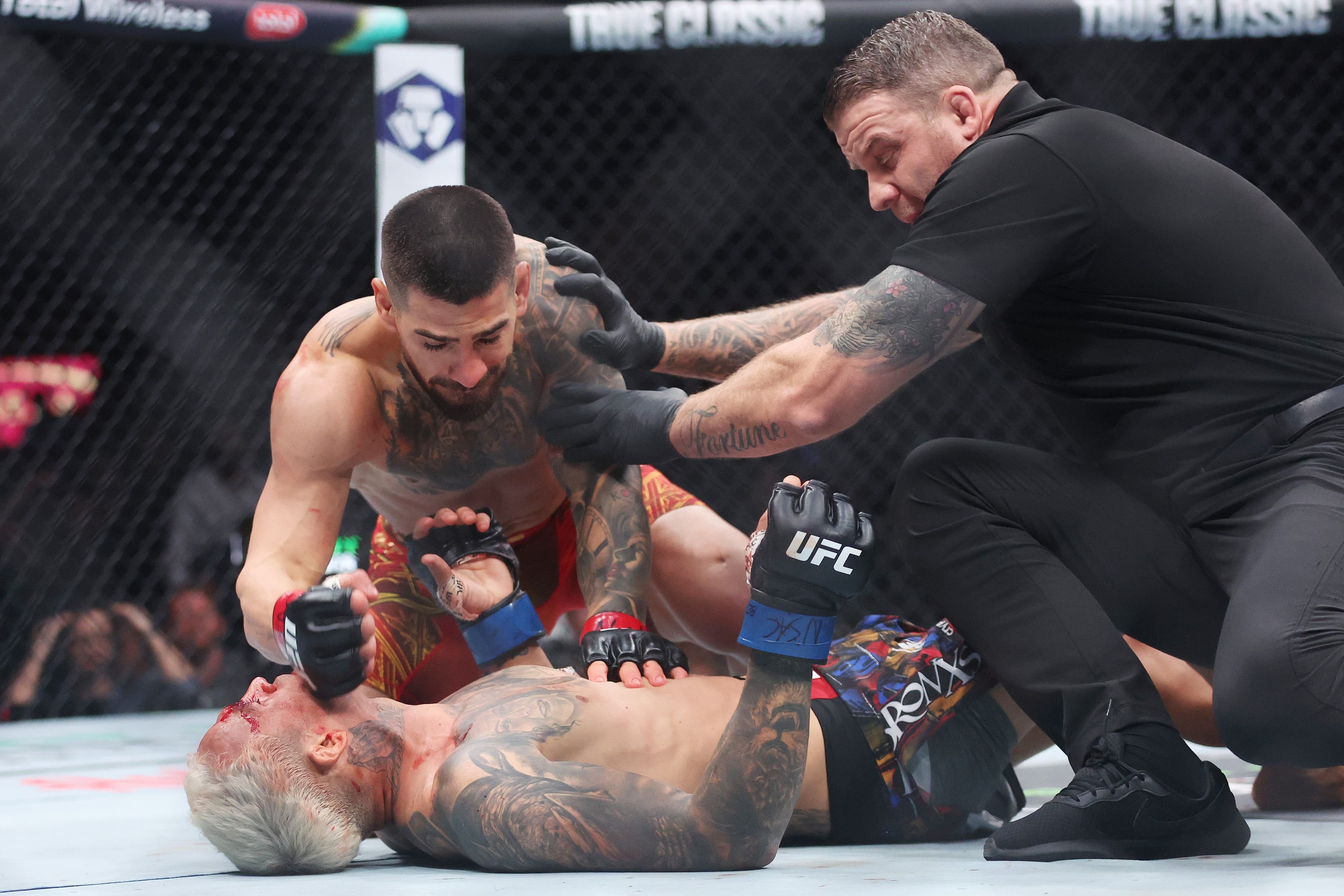 Ilia Topuria hạ gục Charles Oliveira, trọng tài can thiệp dừng trận đấu tại UFC 317.