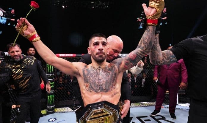 Ilia Topuria ăn mừng chiến thắng với đai vô địch hạng lông UFC