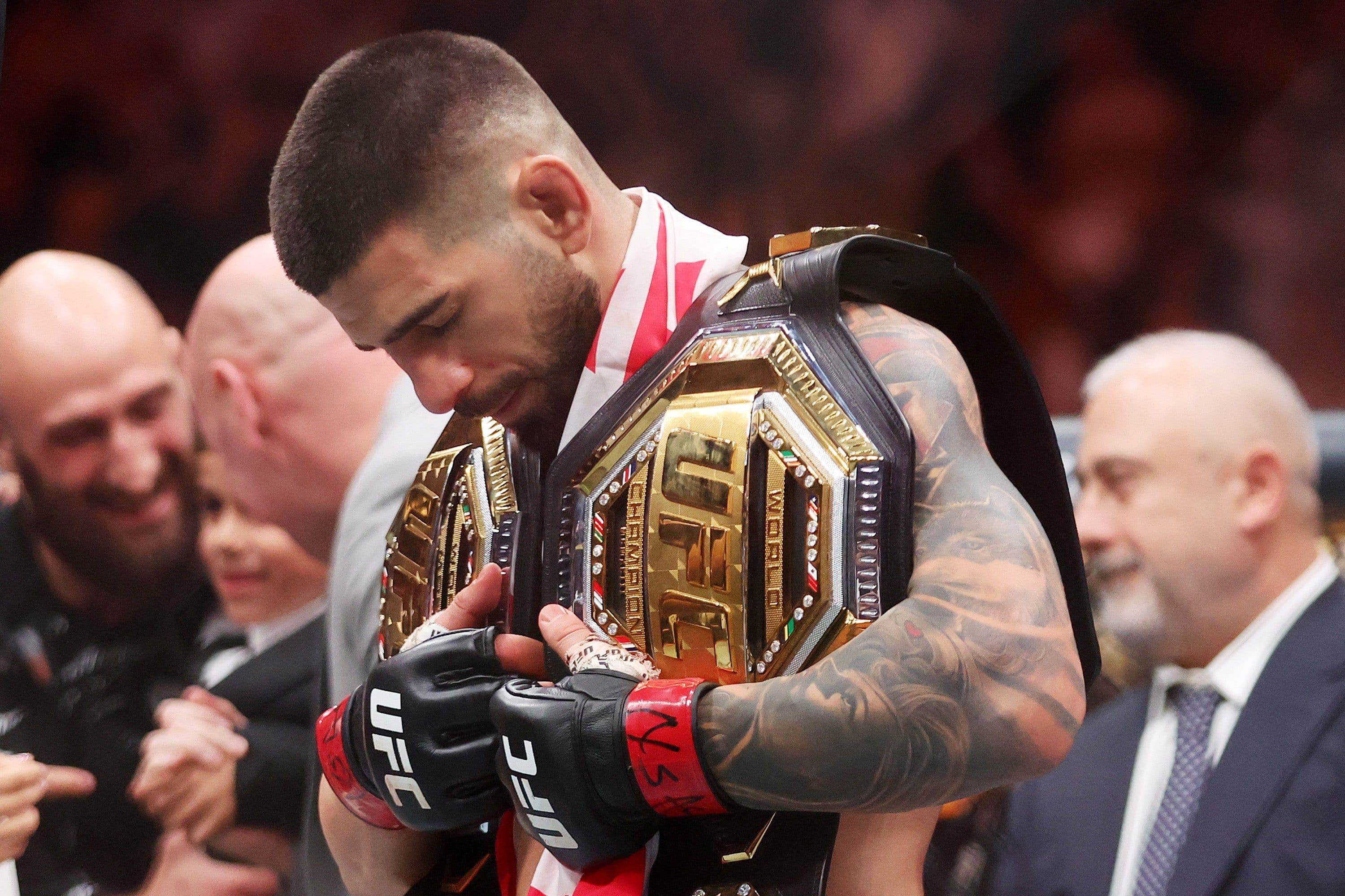 Ilia Topuria tự hào với hai đai vô địch UFC, biểu tượng cho đế chế kép của anh.