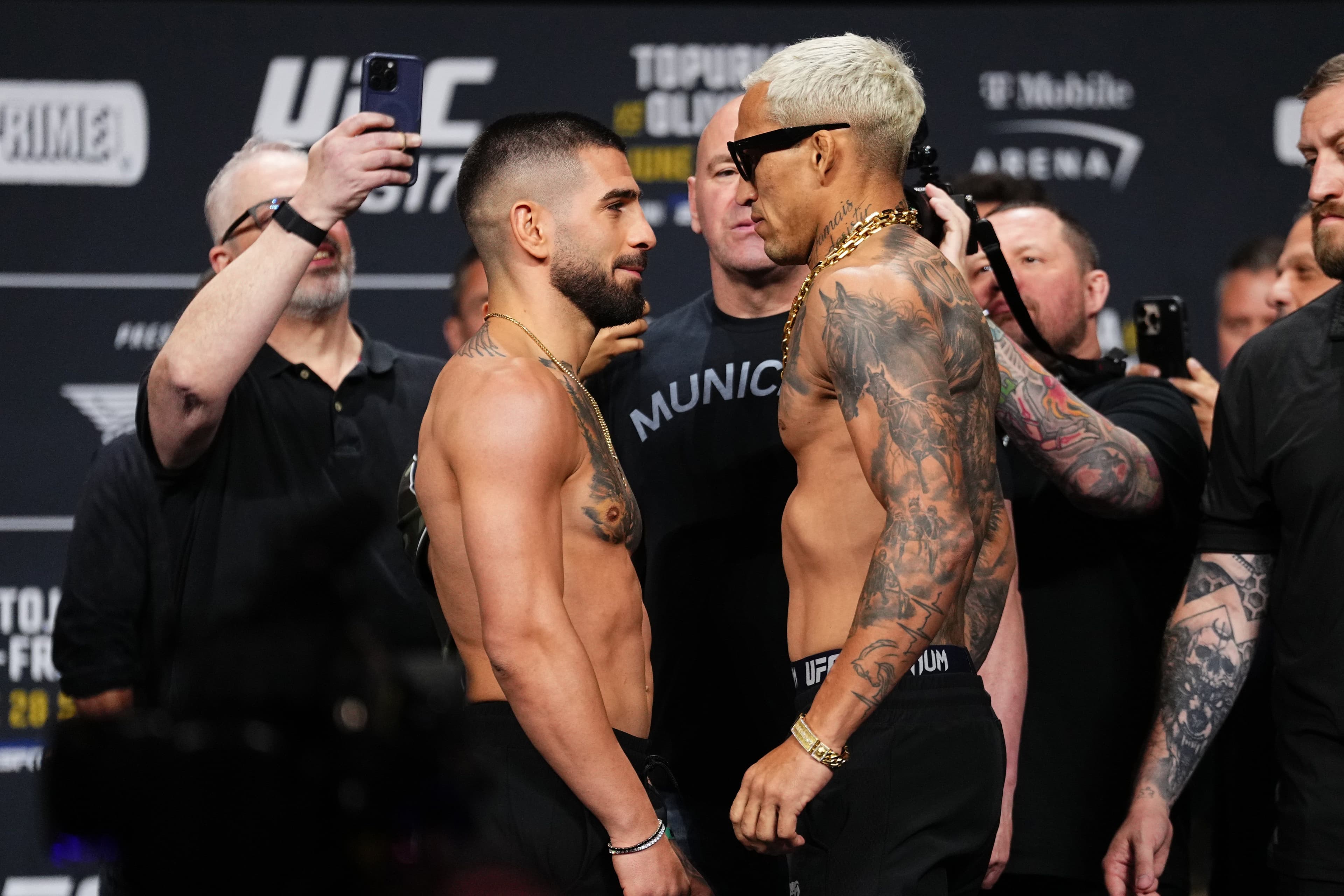 Ilia Topuria và Charles Oliveira đối mặt căng thẳng trước trận đấu UFC 317.