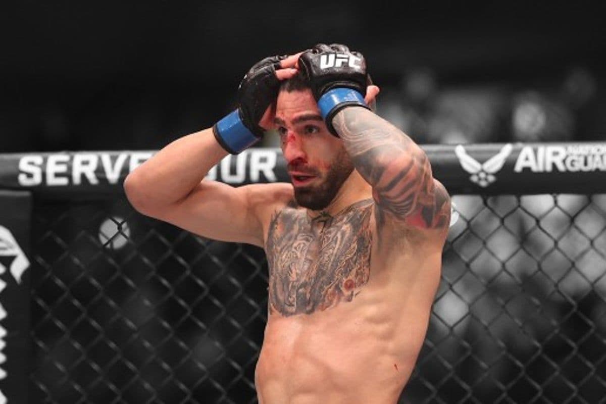 Ilia Topuria với vẻ mặt tập trung cao độ trong lồng bát giác UFC.