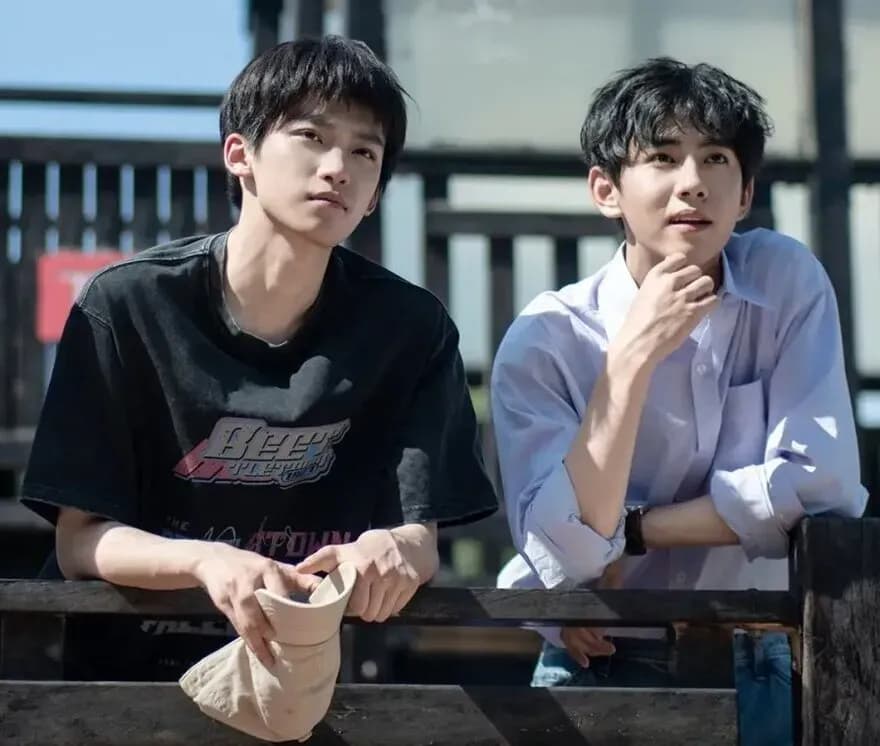 Điền Hủ Ninh và Tử Du, cặp đôi chính của 'Nghịch Ái', trong một khoảnh khắc đời thường, tượng trưng cho sự bùng nổ danh tiếng.