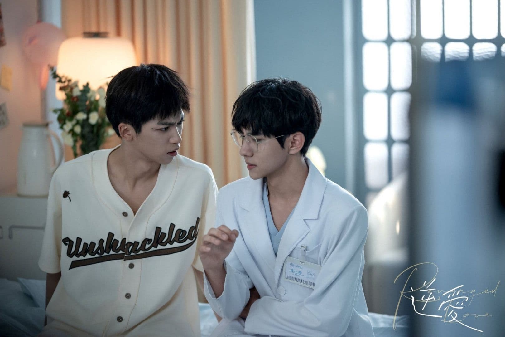 Điền Hủ Ninh và Tử Du trong một cảnh phim 'Nghịch Ái', gợi lên áp lực và sự soi mói đời tư mà các ngôi sao phải đối mặt.