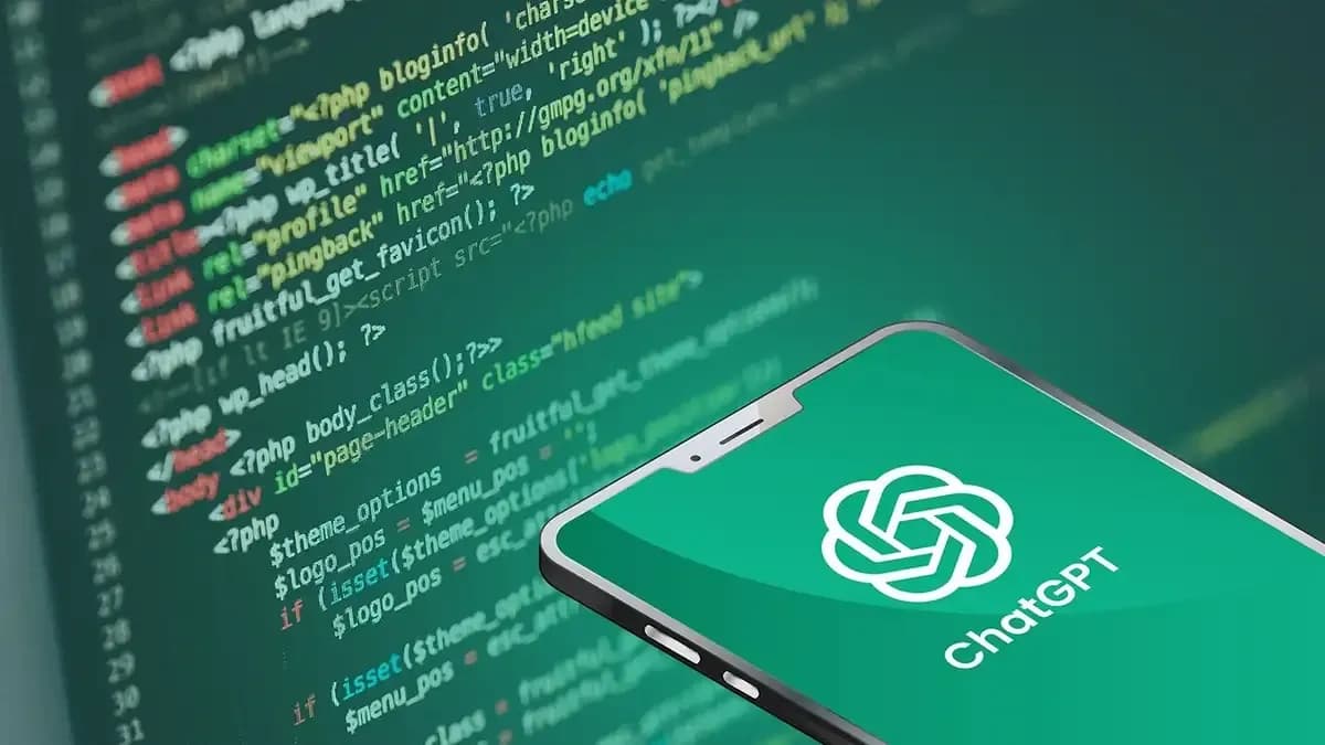 Điện thoại hiển thị ChatGPT với mã code nền, tượng trưng cho dữ liệu bị lập chỉ mục.