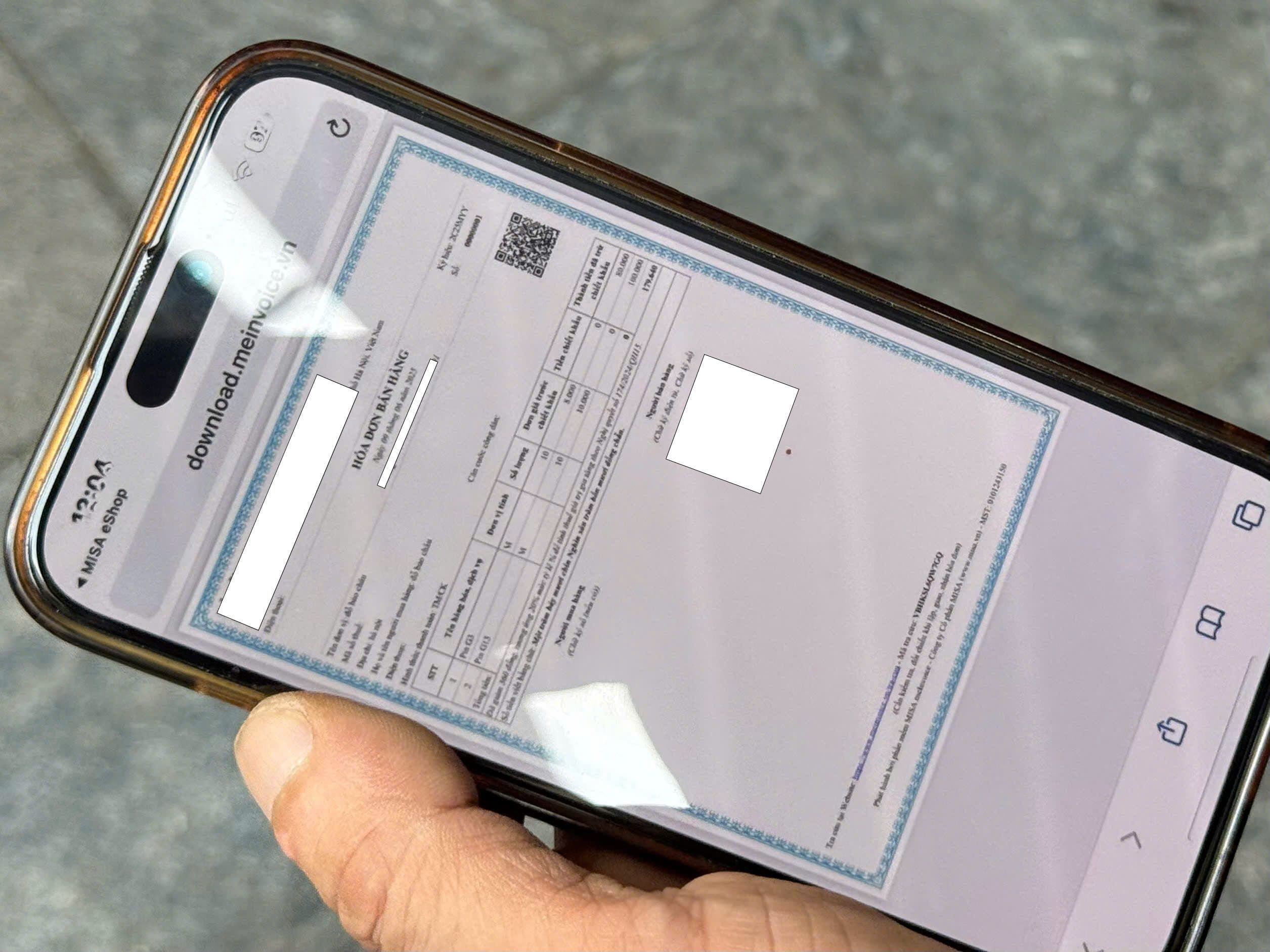 Điện thoại hiển thị hóa đơn điện tử, biểu tượng của kỷ nguyên thuế số 4.0