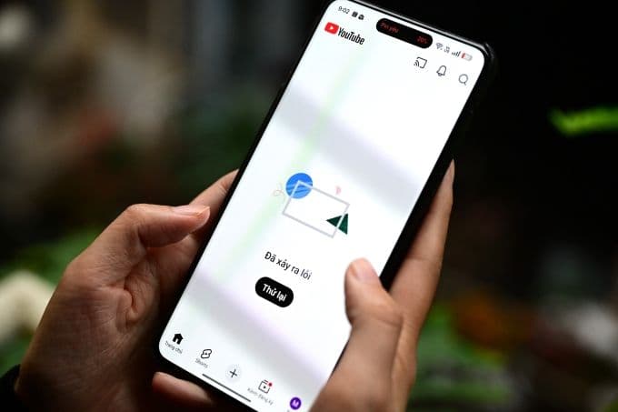 Điện thoại hiển thị ứng dụng YouTube bị lỗi, màn hình trắng xóa với thông báo 'Đã xảy ra lỗi' trong sự cố ngày Tết.