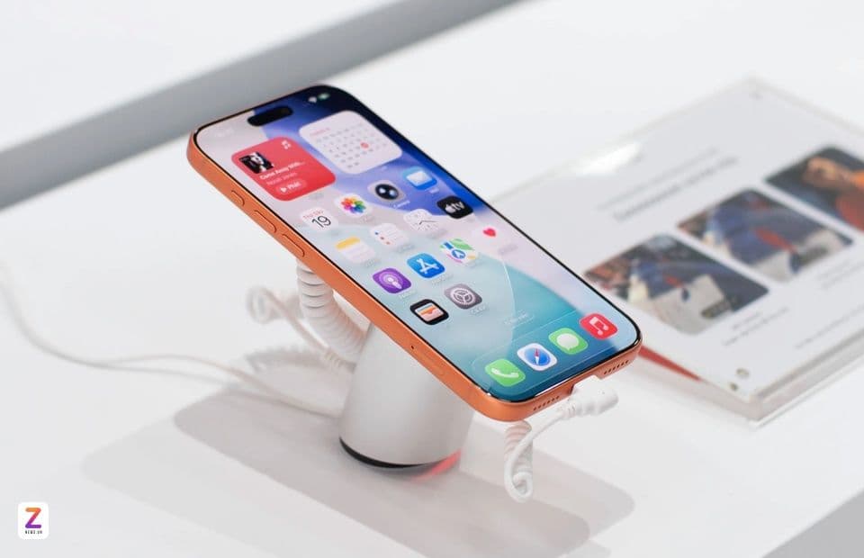 Điện thoại iPhone 18 Pro Max với màn hình hiển thị ứng dụng, thể hiện sức mạnh xử lý và trải nghiệm người dùng
