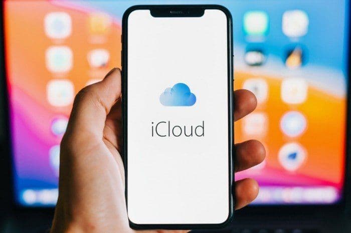 Điện thoại iPhone hiển thị logo iCloud, tượng trưng cho vấn đề bảo mật dữ liệu cá nhân và rò rỉ thông tin