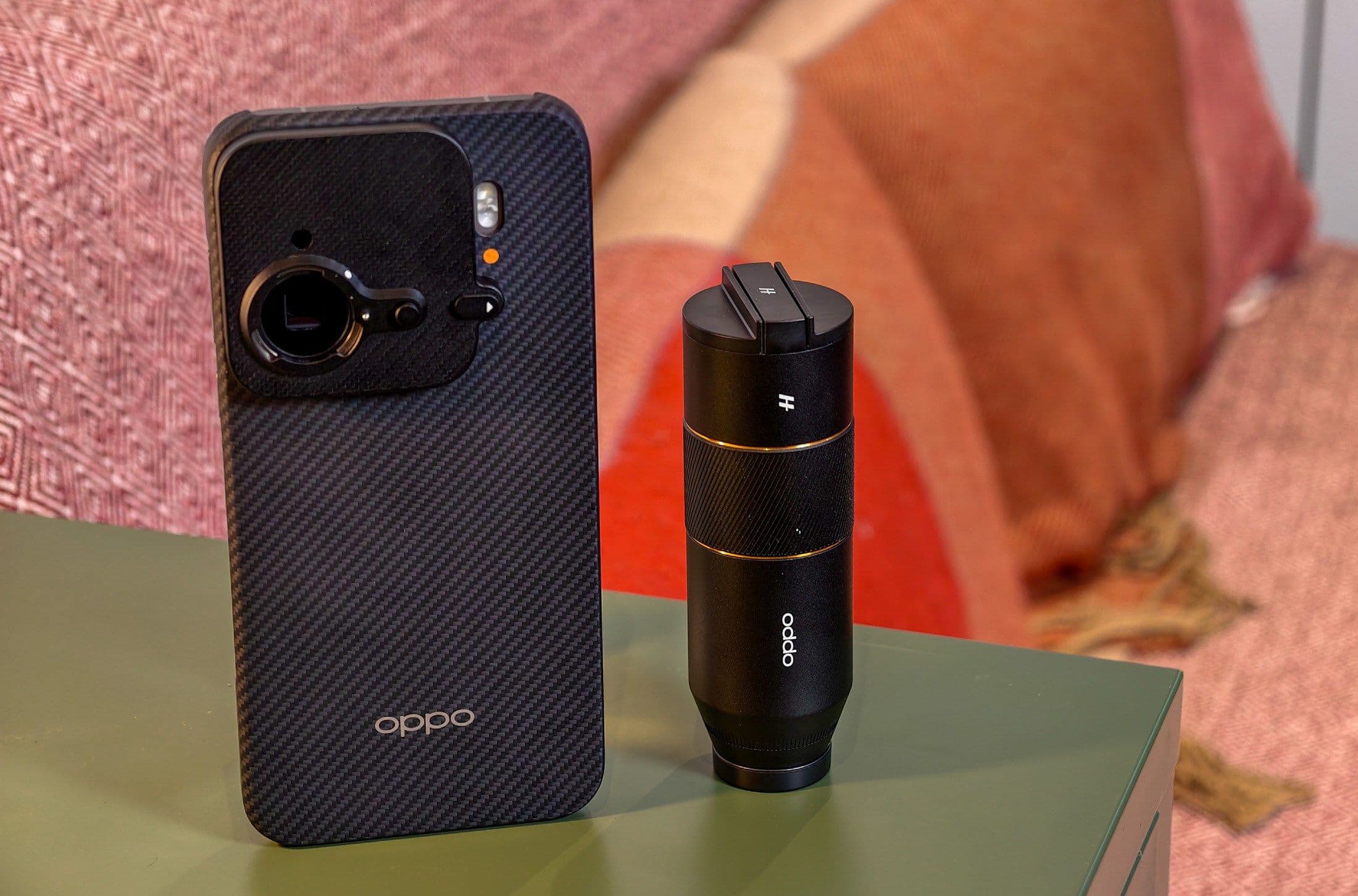 Điện thoại Oppo Find X9 Pro màu đen với ống kính teleconverter gắn kèm, thể hiện thiết kế bền bỉ.