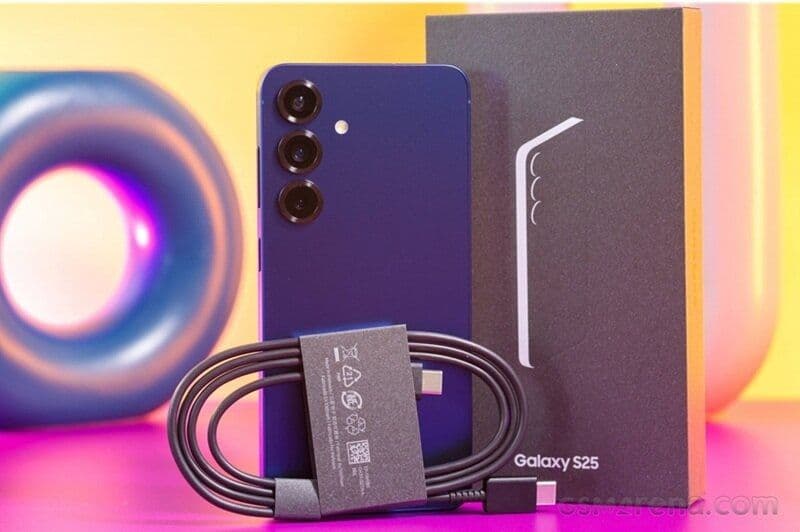 Điện thoại Samsung Galaxy S25 5G, đại diện cho các đối thủ Android đang dẫn đầu thị trường điện thoại gập