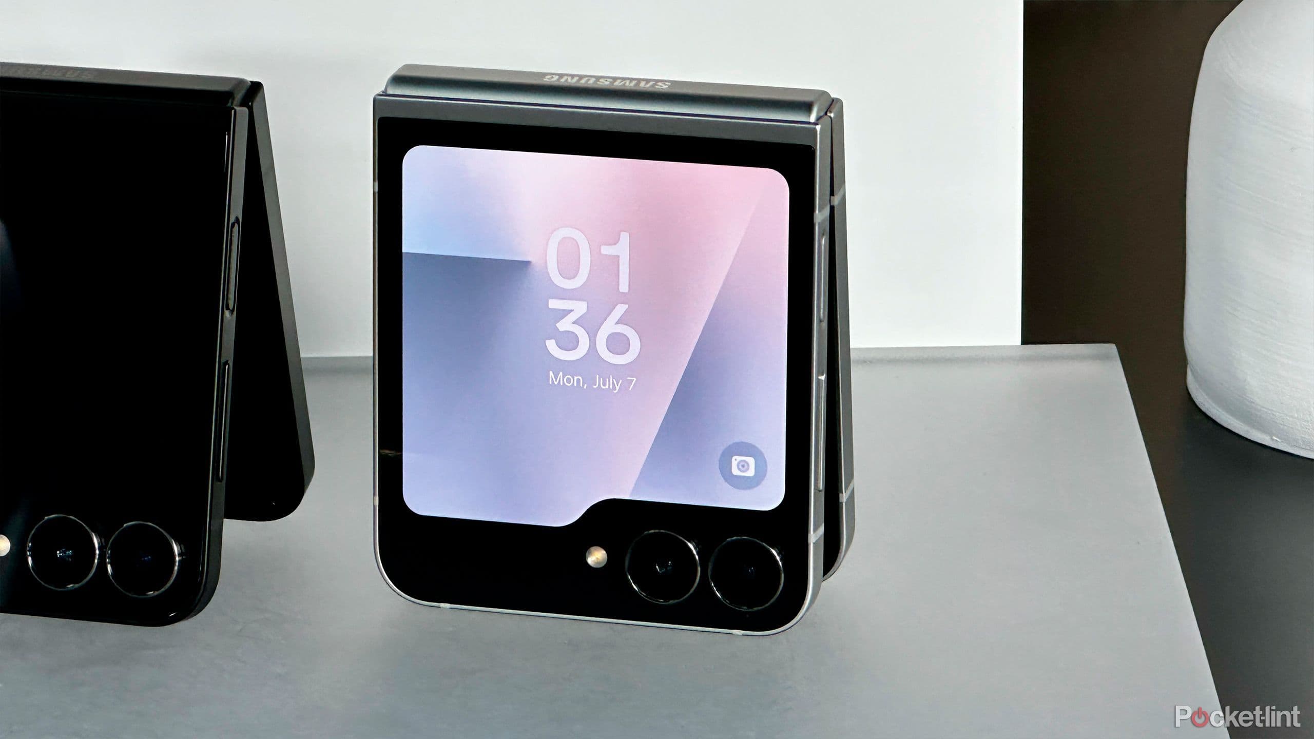 Điện thoại Samsung Galaxy Z Flip 7 FE gập gọn, tập trung vào khả năng tiếp cận đại chúng.