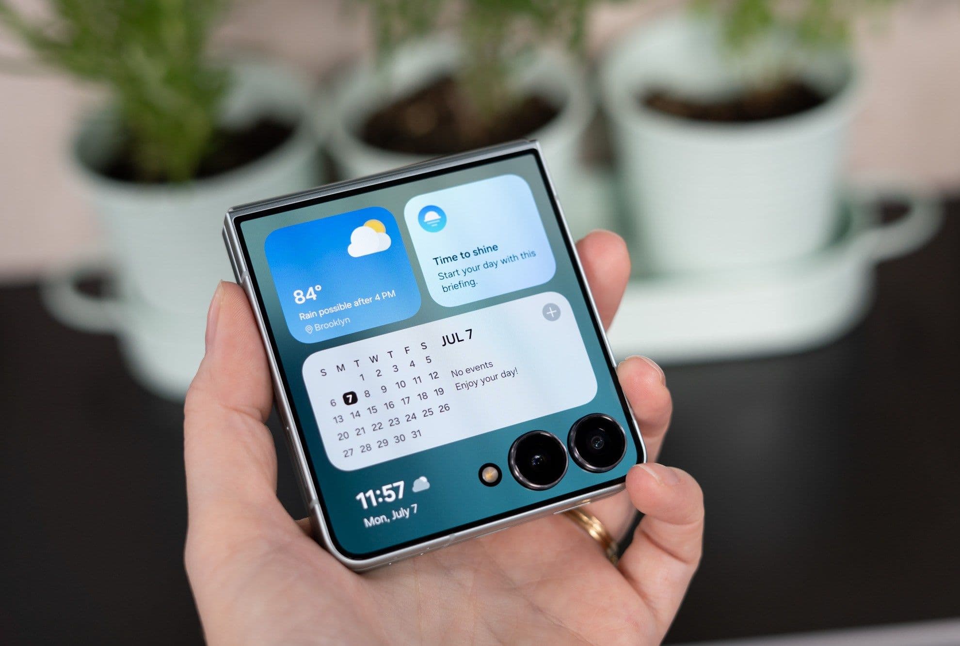 Điện thoại Samsung Galaxy Z Flip 7 với màn hình phụ lớn hiển thị thông tin.