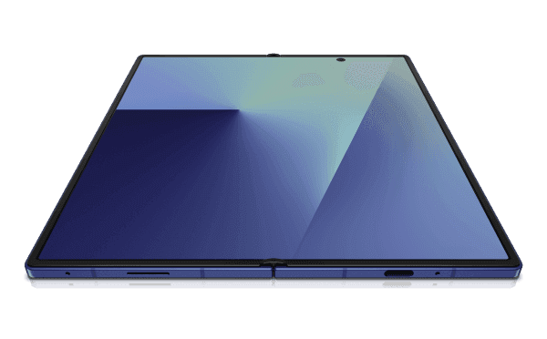 Điện thoại Samsung Galaxy Z Fold7 màu xanh dương mở phẳng trên bề mặt, hiển thị màn hình lớn.