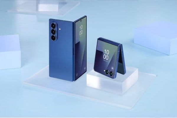 Điện thoại Samsung Galaxy Z Fold7 và Z Flip7 màu xanh dương, thể hiện thiết kế gập mở độc đáo.