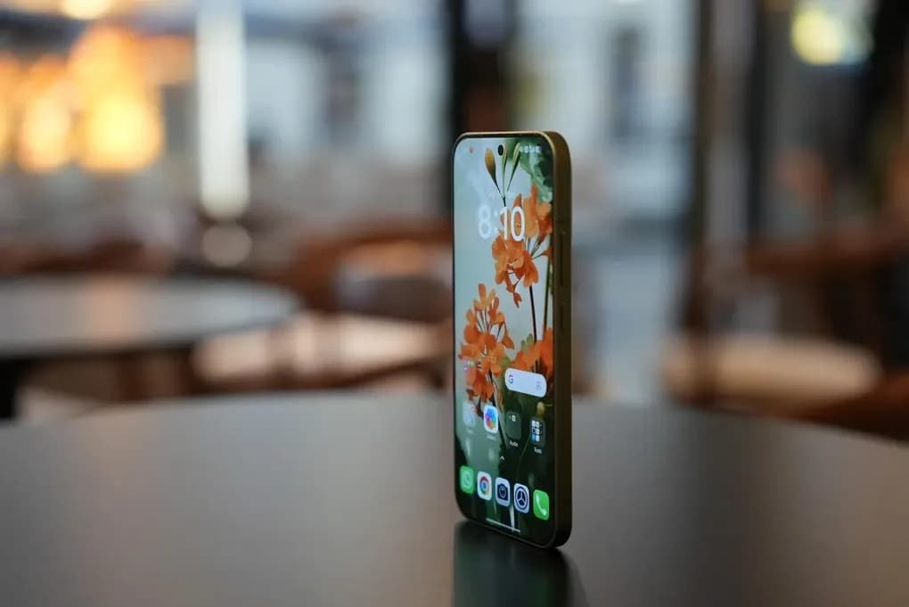 Điện thoại Xiaomi 17 Pro Max màu xanh lá cây nhìn từ cạnh bên, thể hiện thiết kế mỏng ấn tượng.