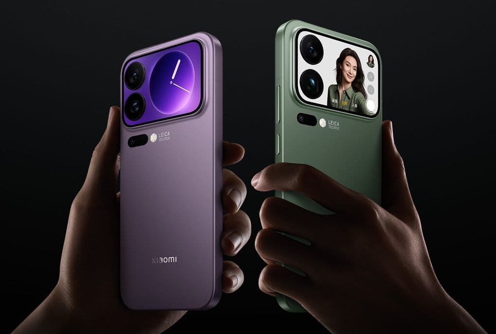 Điện thoại Xiaomi 17 Pro Max với màn hình phụ hiển thị ảnh selfie từ camera sau.