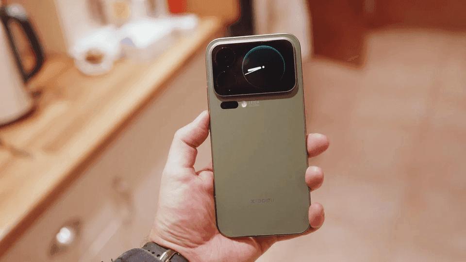 Điện thoại Xiaomi 17 Pro màu xanh olive với cụm camera lớn và màn hình phụ phía sau