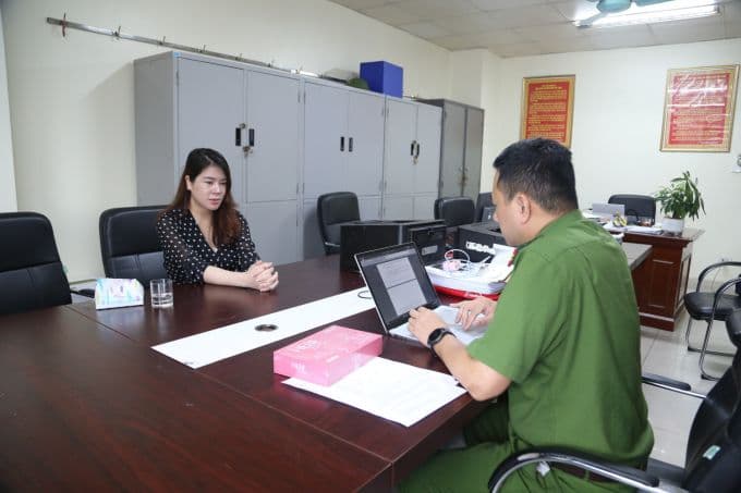 Đinh Thị Thiên Lý, giám đốc công ty sản xuất thực phẩm chức năng giả, bị công an lấy lời khai.