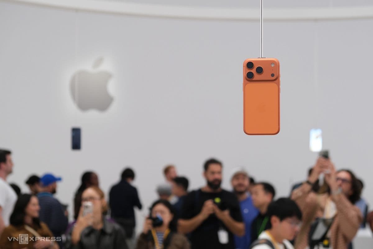 iPhone 17 Pro Max màu cam rực rỡ treo tại sự kiện ra mắt của Apple, tượng trưng cho vị thế mới của Việt Nam