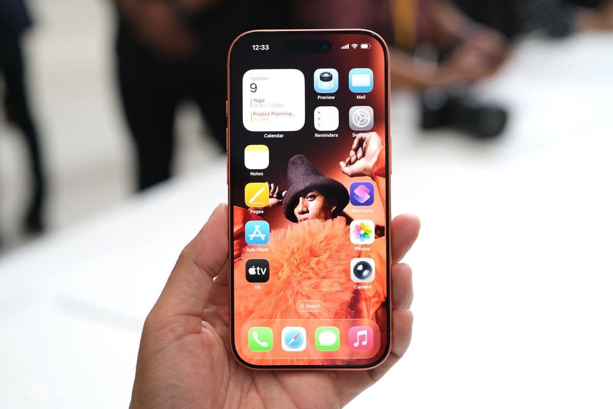 iPhone 17 Pro Max với màn hình hiển thị sống động, tượng trưng cho biểu tượng đẳng cấp và sự thành công tại Việt Nam.