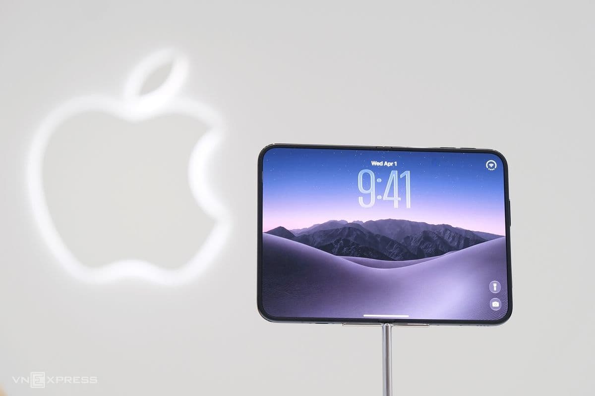 iPhone Duo gập hiển thị màn hình khóa, cạnh logo Apple phát sáng