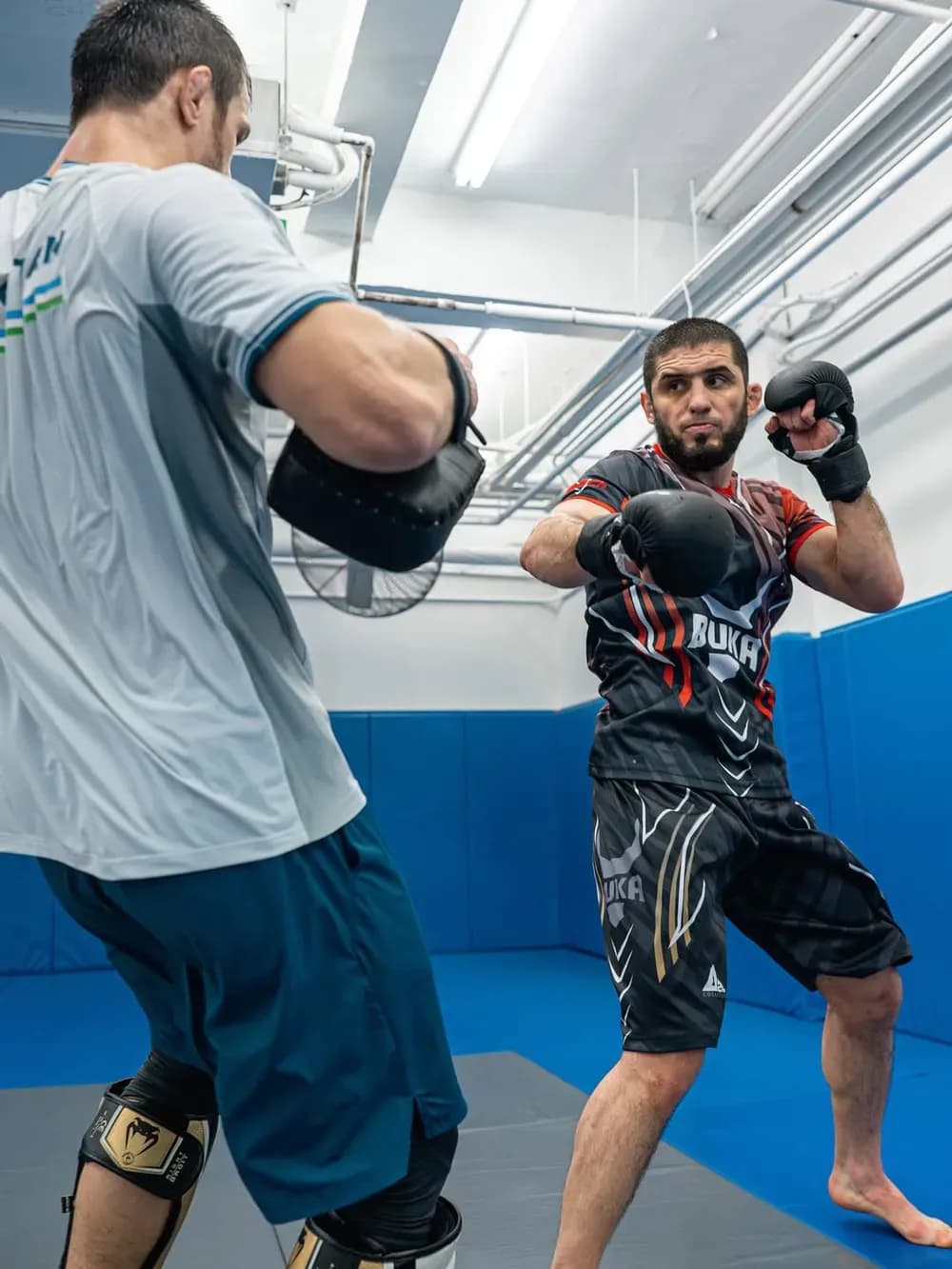 Islam Makhachev tập luyện chăm chỉ, thể hiện áp lực và kỳ vọng trở thành nhà vô địch hai hạng cân.