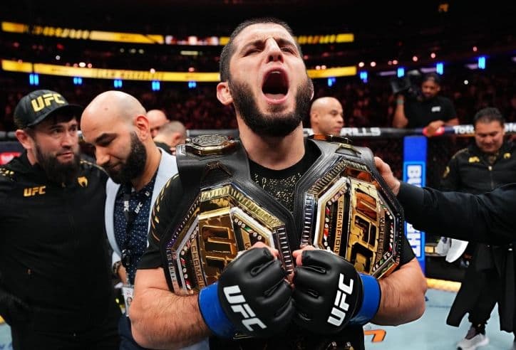 Islam Makhachev với hai đai vô địch, thể hiện khát vọng kép tại UFC